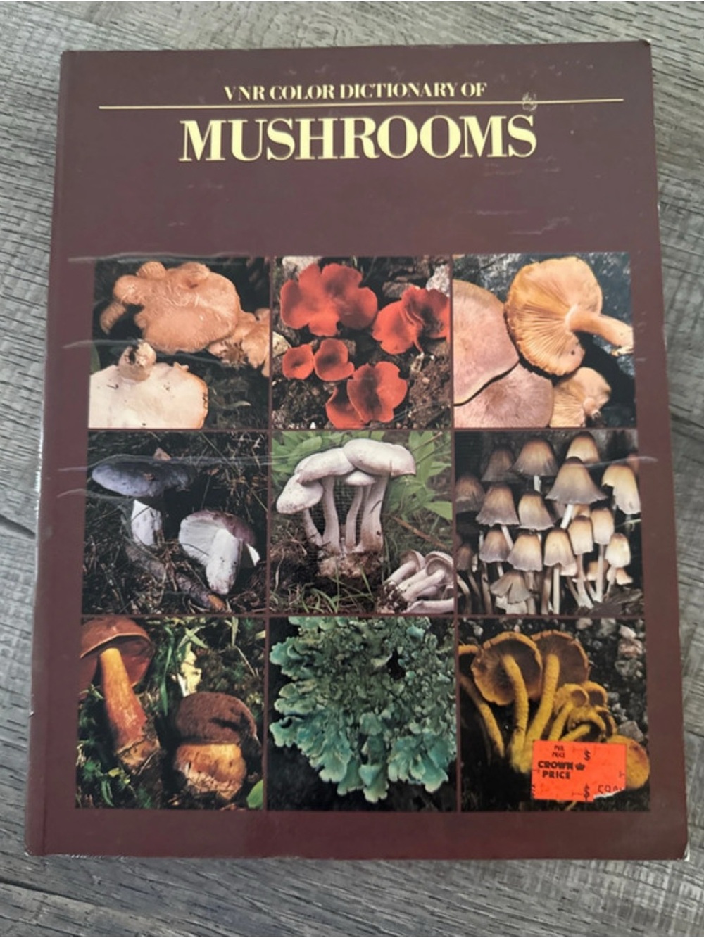 VNR Color Dictionary of Mushrooms Book